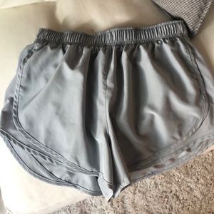 grey shorts